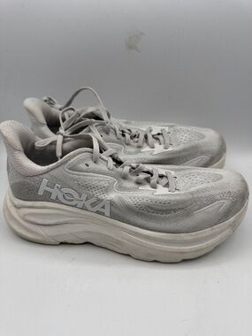 Hoka Clifton 10 women’s 8.5B Neutral Running Shoes in Light Gray and White S8